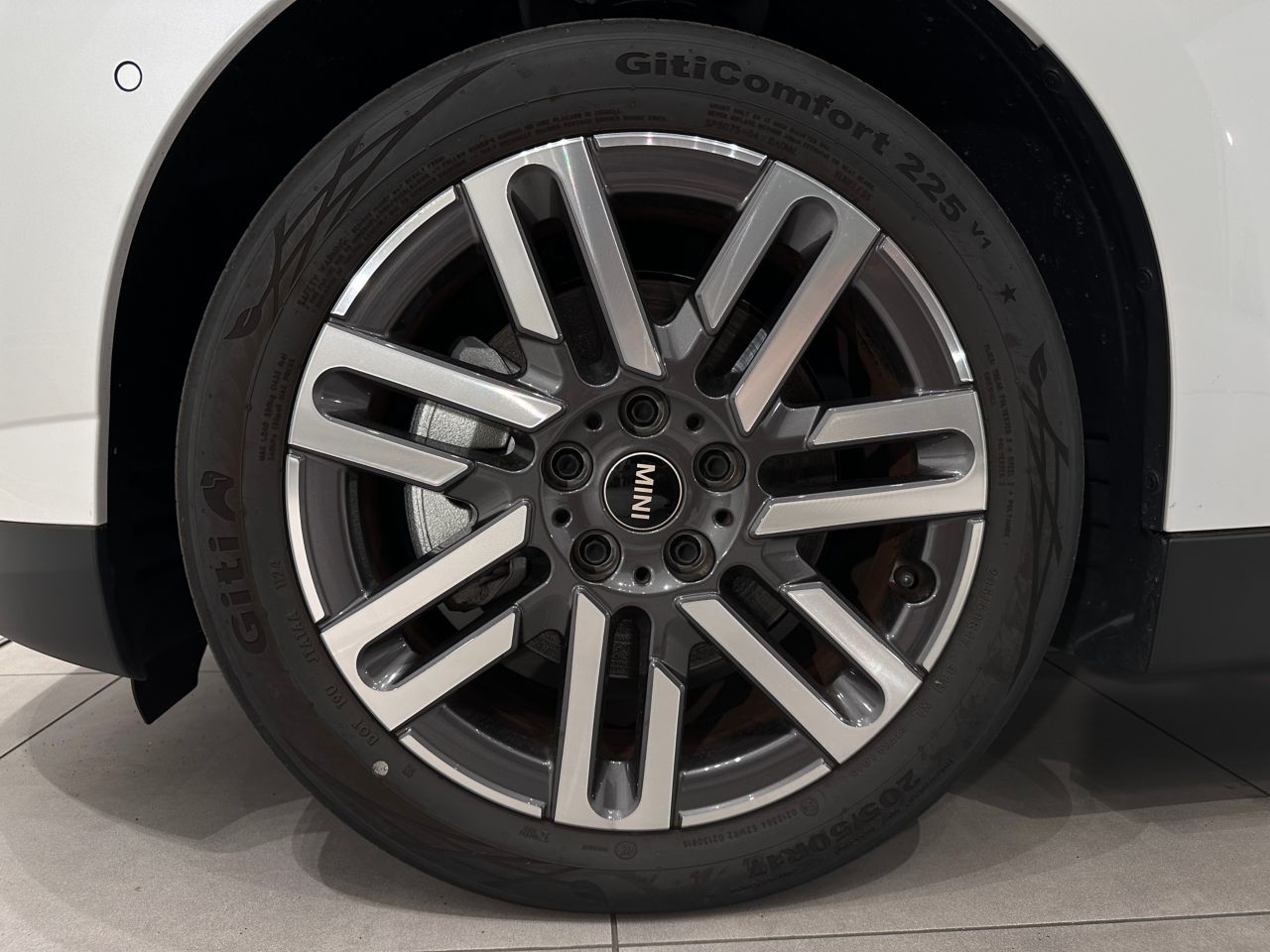 J01 MINI Cooper E