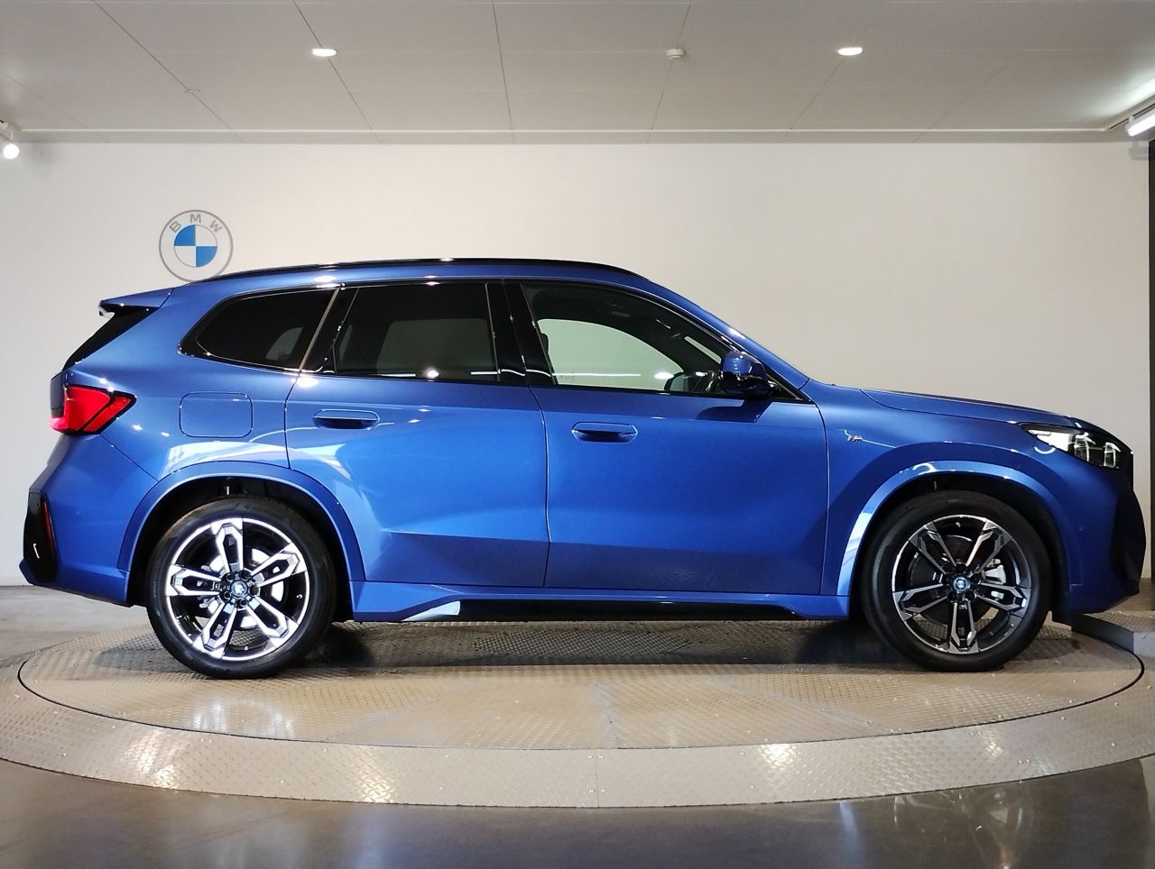 U11 iX1 xDrive30