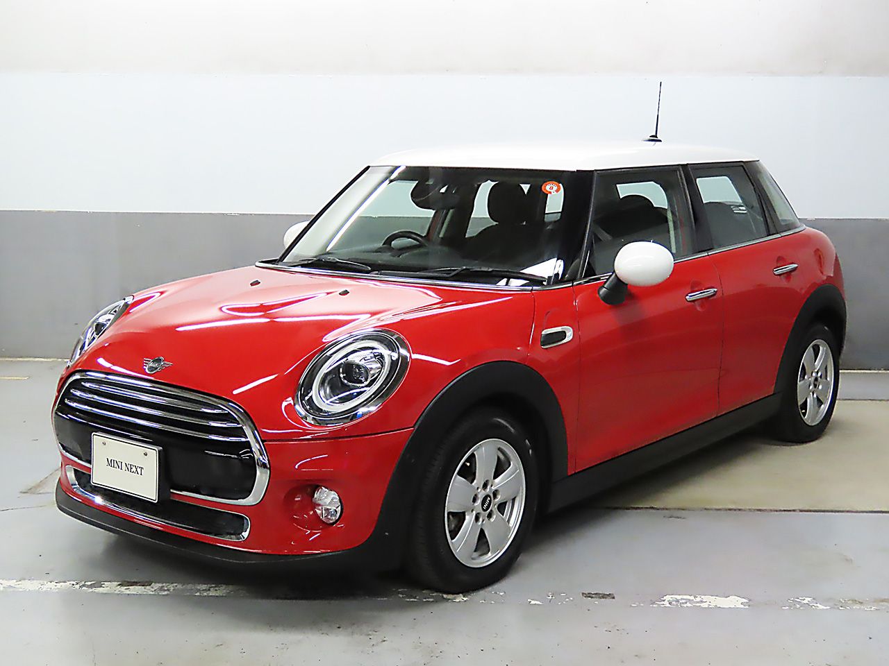 THE NEW MINI COOPER 5 DOOR.