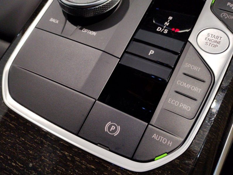 320d xDrive Berline RHD