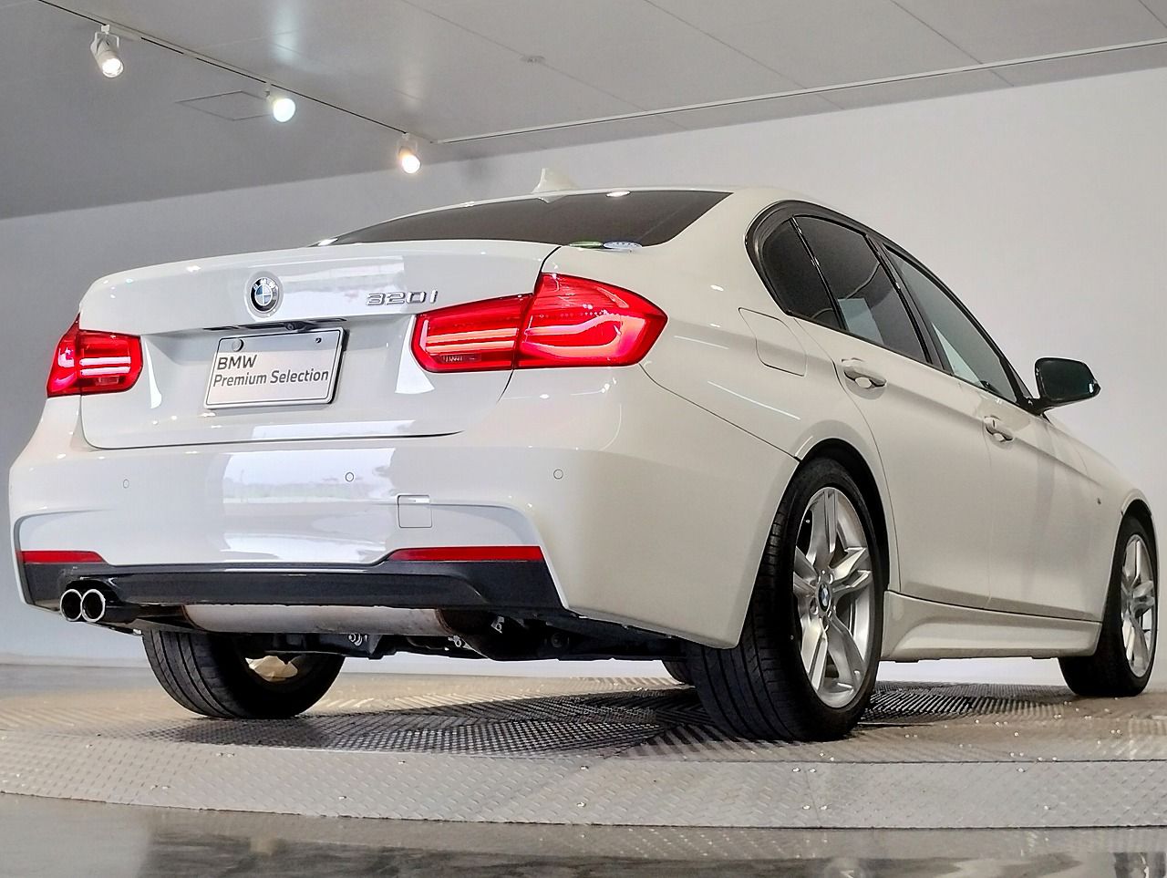 320I SEDAN RHD