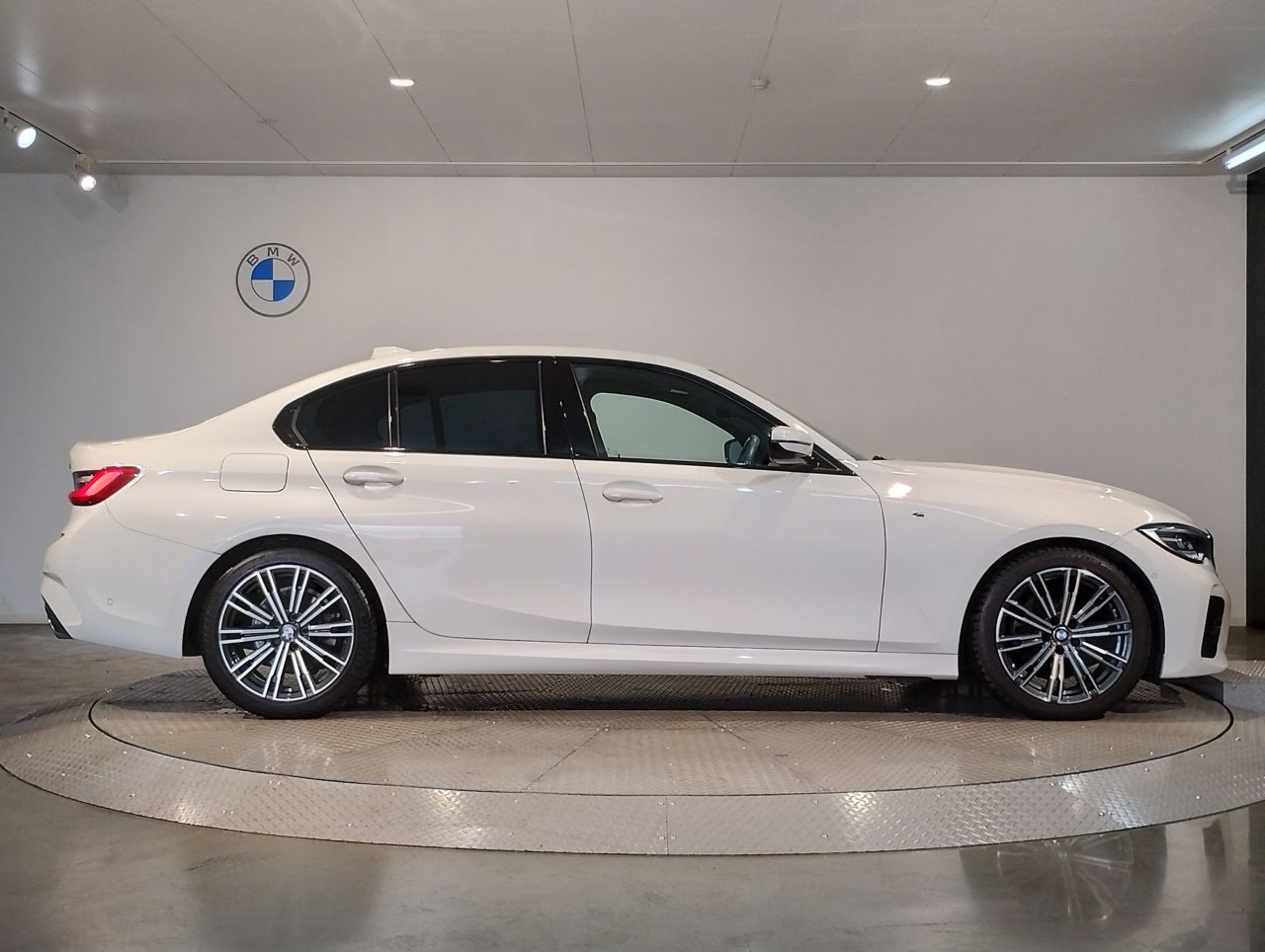 320i Sedan RHD
