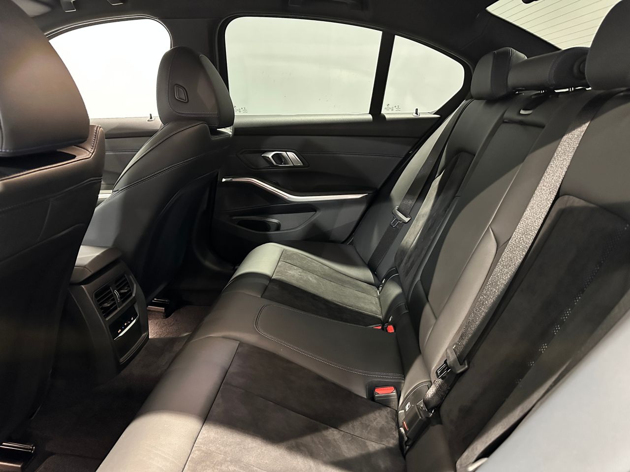G20 320d xDrive RHD Saloon