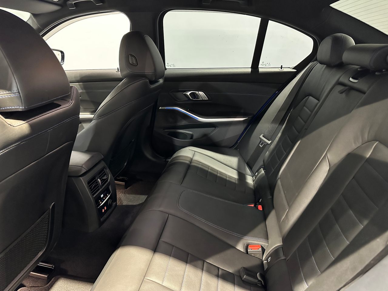 320i Sedan RHD