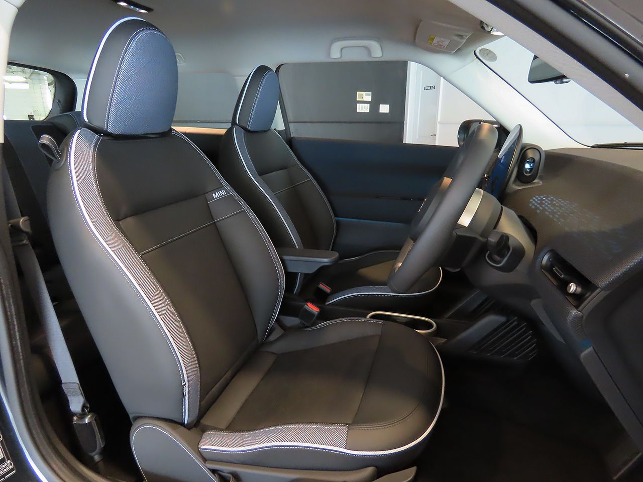 J01 MINI Cooper E