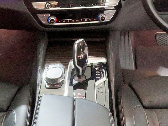 530e Sedan RHD