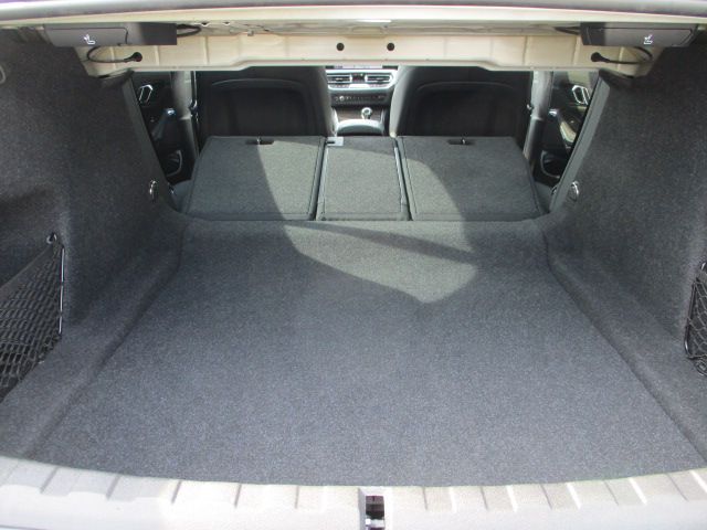320i Sedan RHD