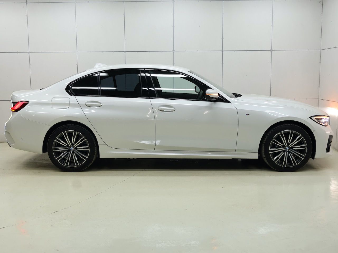 G20 330e Saloon RHD