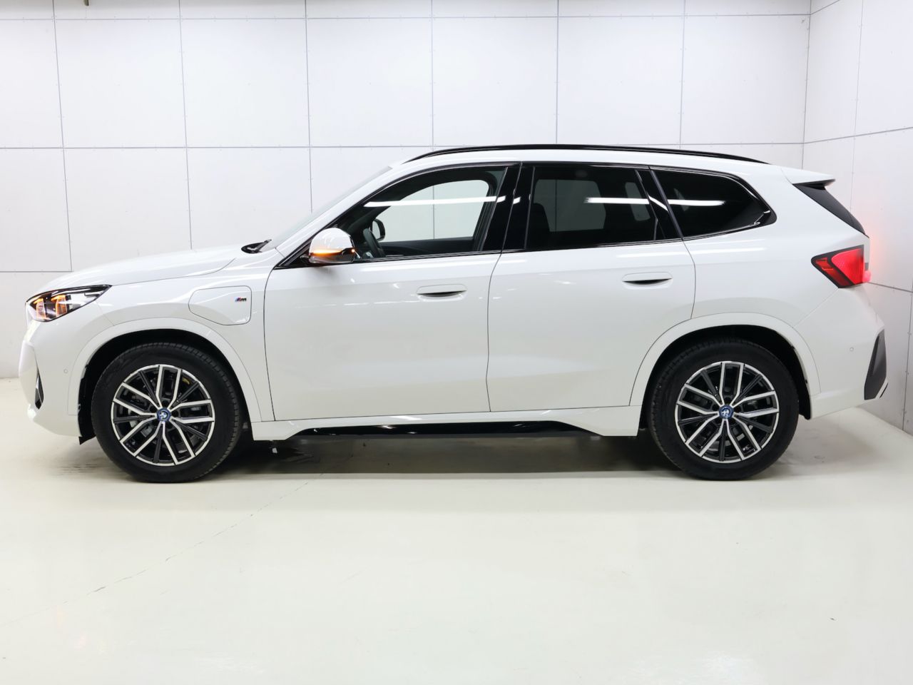 U11 iX1 xDrive30