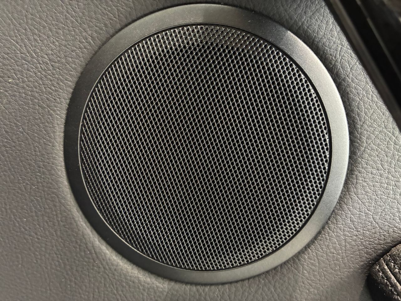 320D SEDAN RHD