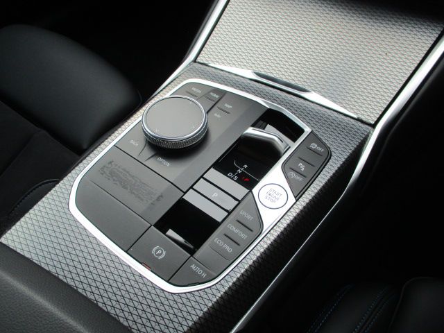 320d xDrive Berline RHD