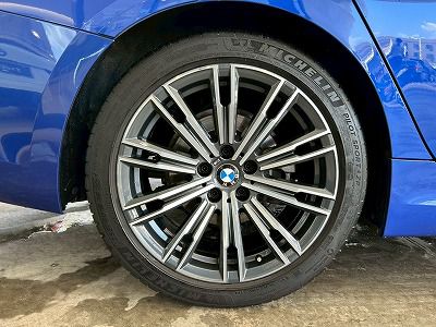 320i Sedan RHD