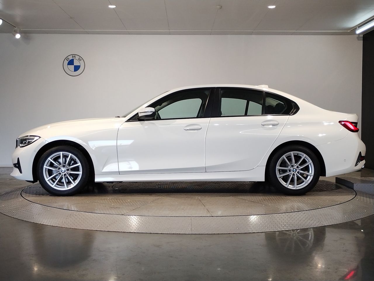 320i Sedan RHD
