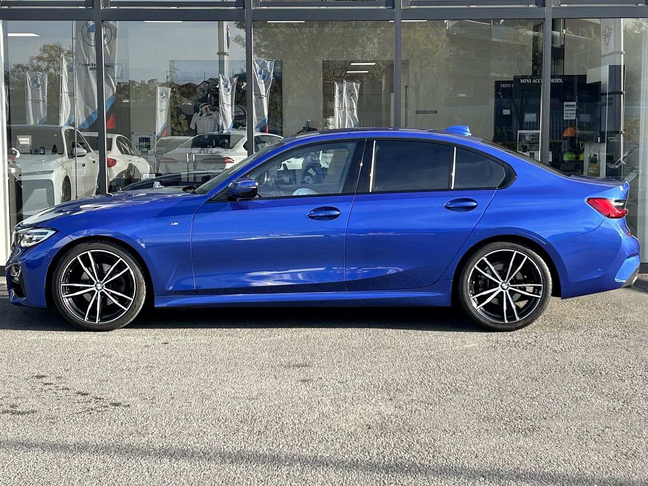 320i Sedan RHD