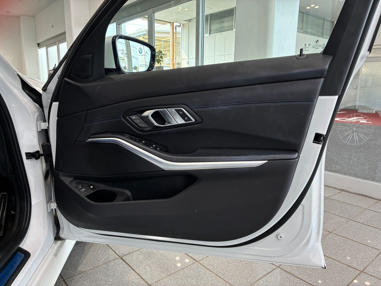 G20 330e Saloon RHD