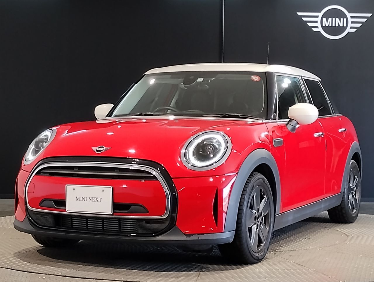 THE NEW MINI COOPER D 5 DOOR.