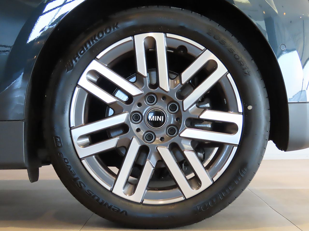 J01 MINI Cooper E