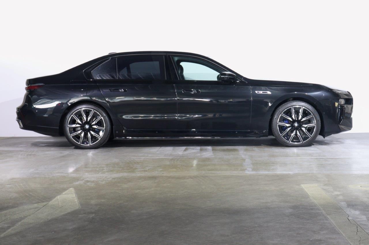 BMW i7 M70 xDrive Sedan RHD