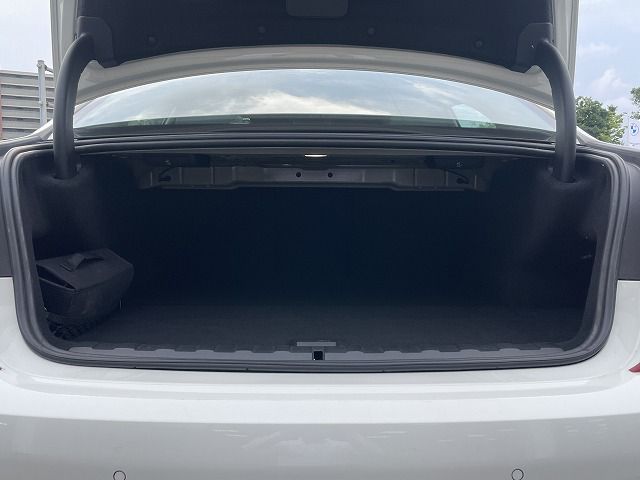 G20 330e Saloon RHD