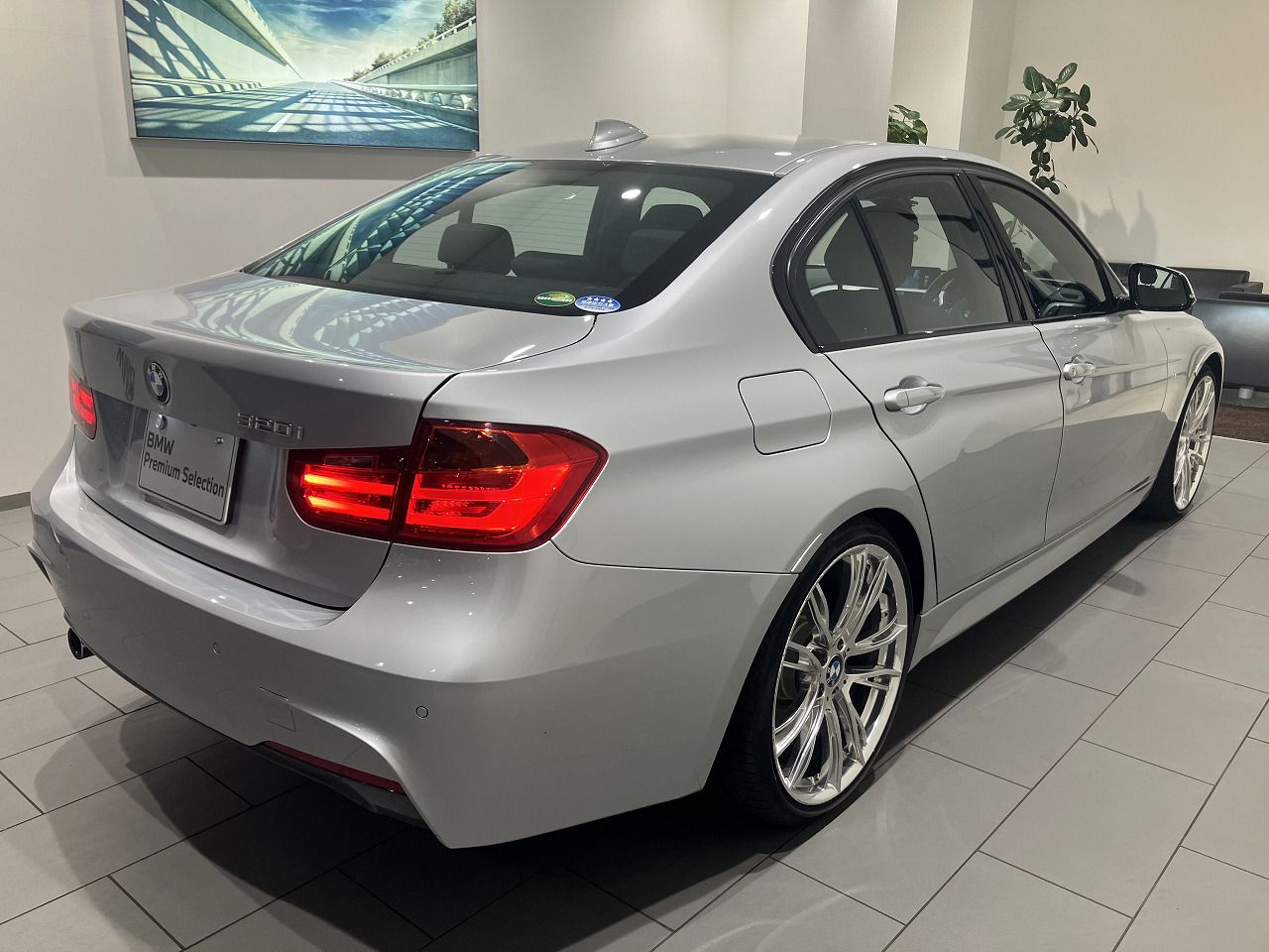 320I SEDAN RHD