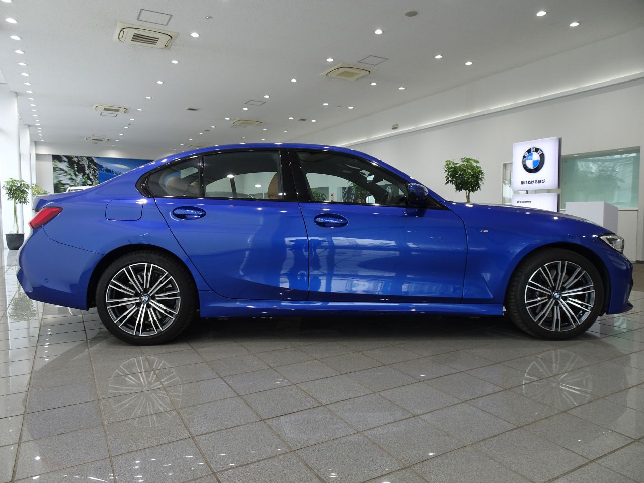G20 330e Saloon RHD