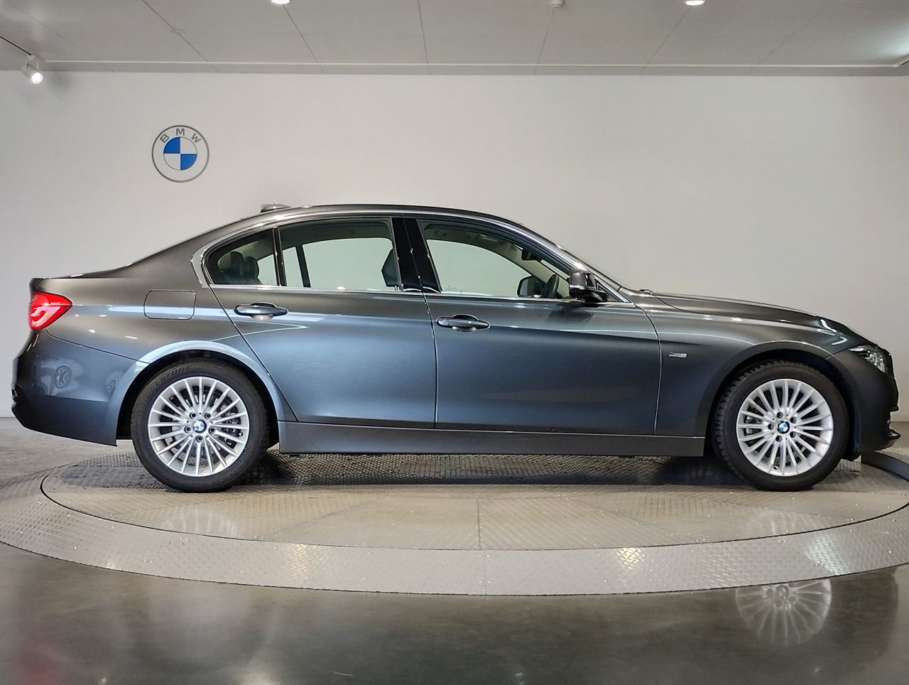 320D SEDAN RHD