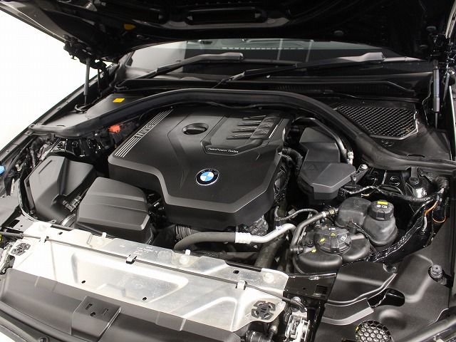320i Sedan RHD