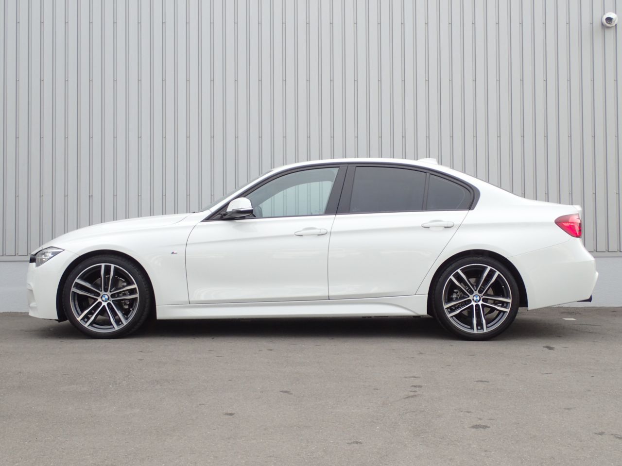320I SEDAN RHD