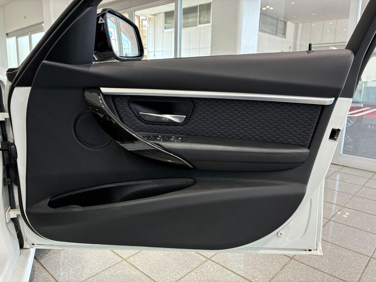 320D SEDAN RHD