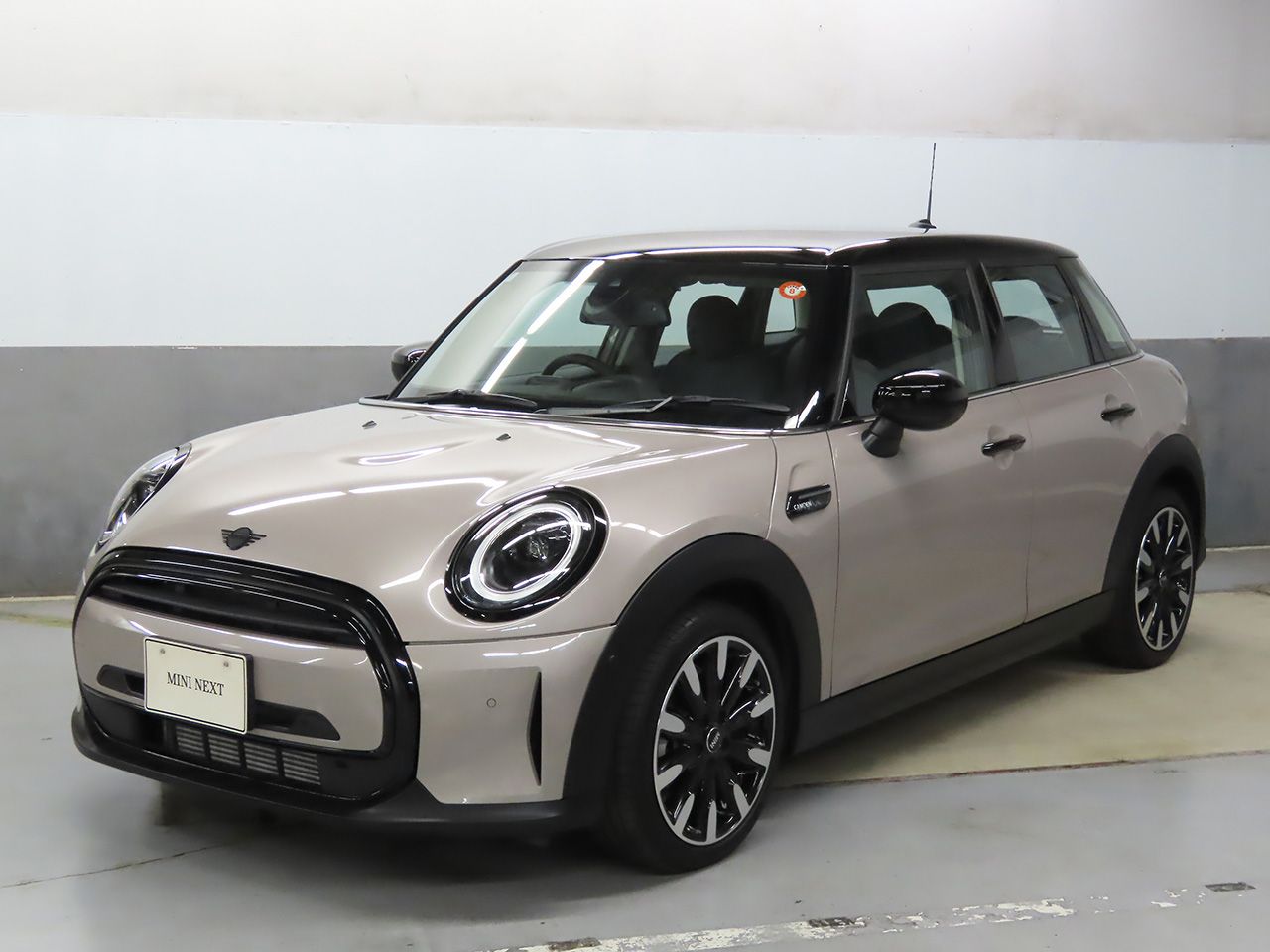 MINI COOPER 5 DOOR CAMDEN EDITION.