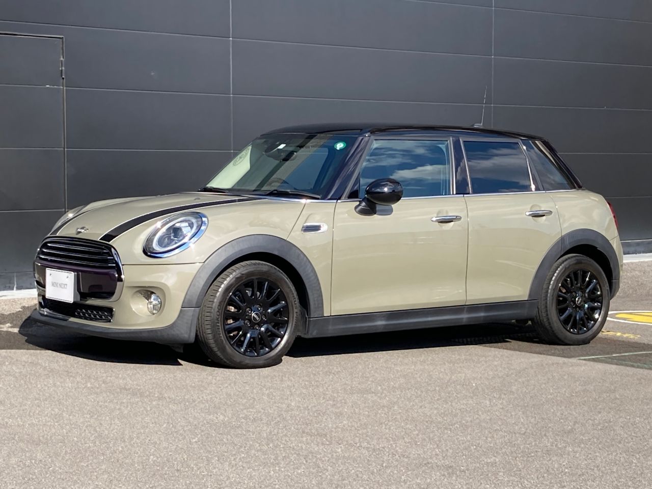 THE NEW MINI COOPER 5 DOOR.