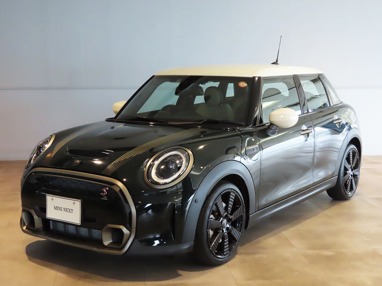 MINI COOPER S 5 DOOR RESOLUTE EDITION.
