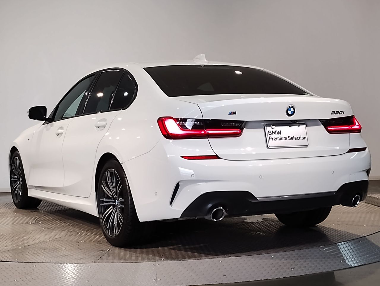 320i Sedan RHD
