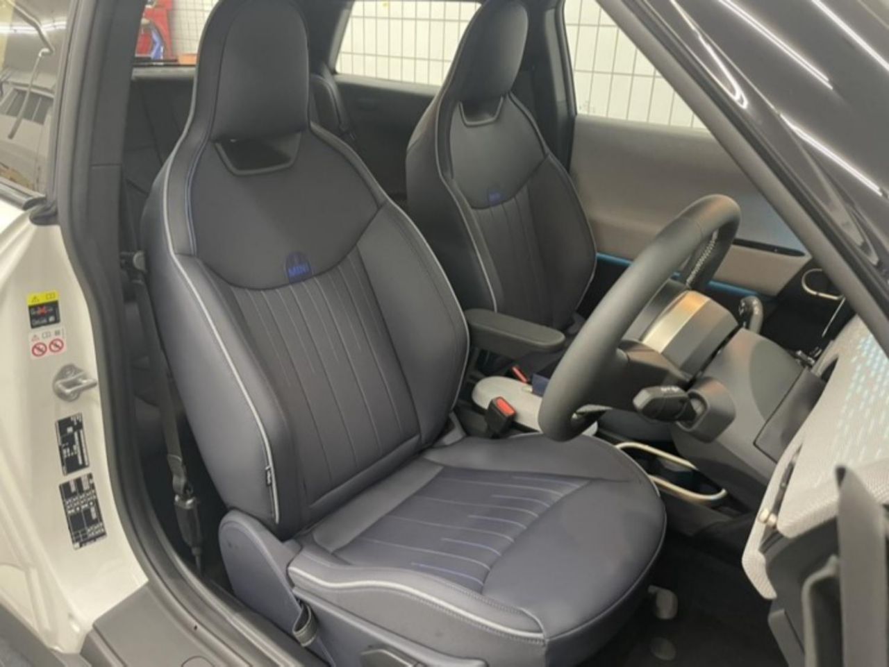 J01 MINI Cooper SE