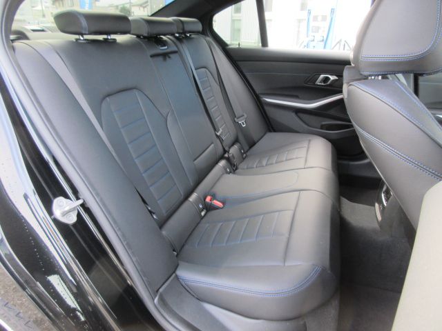 320d xDrive Berline RHD