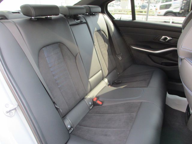 320d xDrive Berline RHD