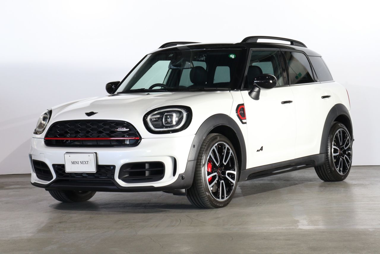 THE MINI JCW CROSSOVER