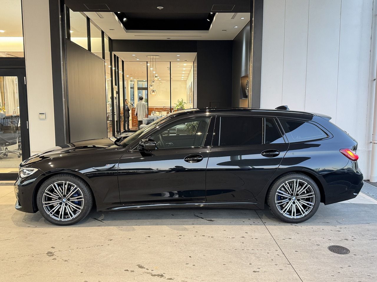 G21 330i Touring RHD