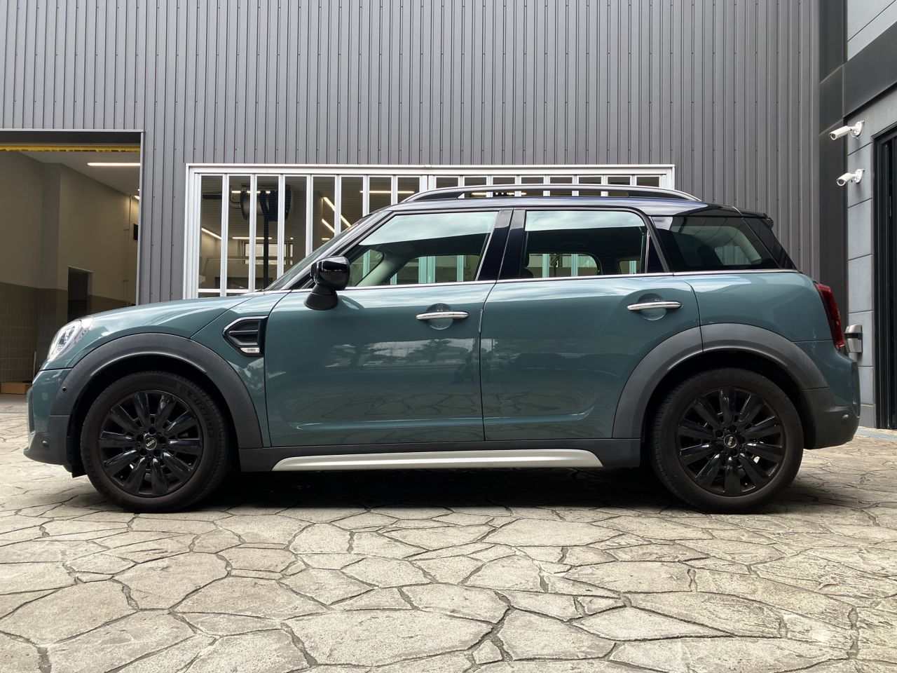 THE NEW MINI COOPER D CROSSOVER.
