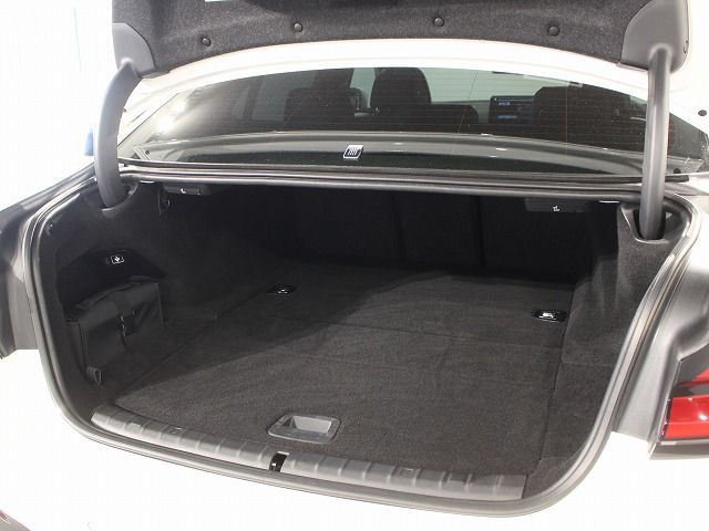 530e Sedan RHD