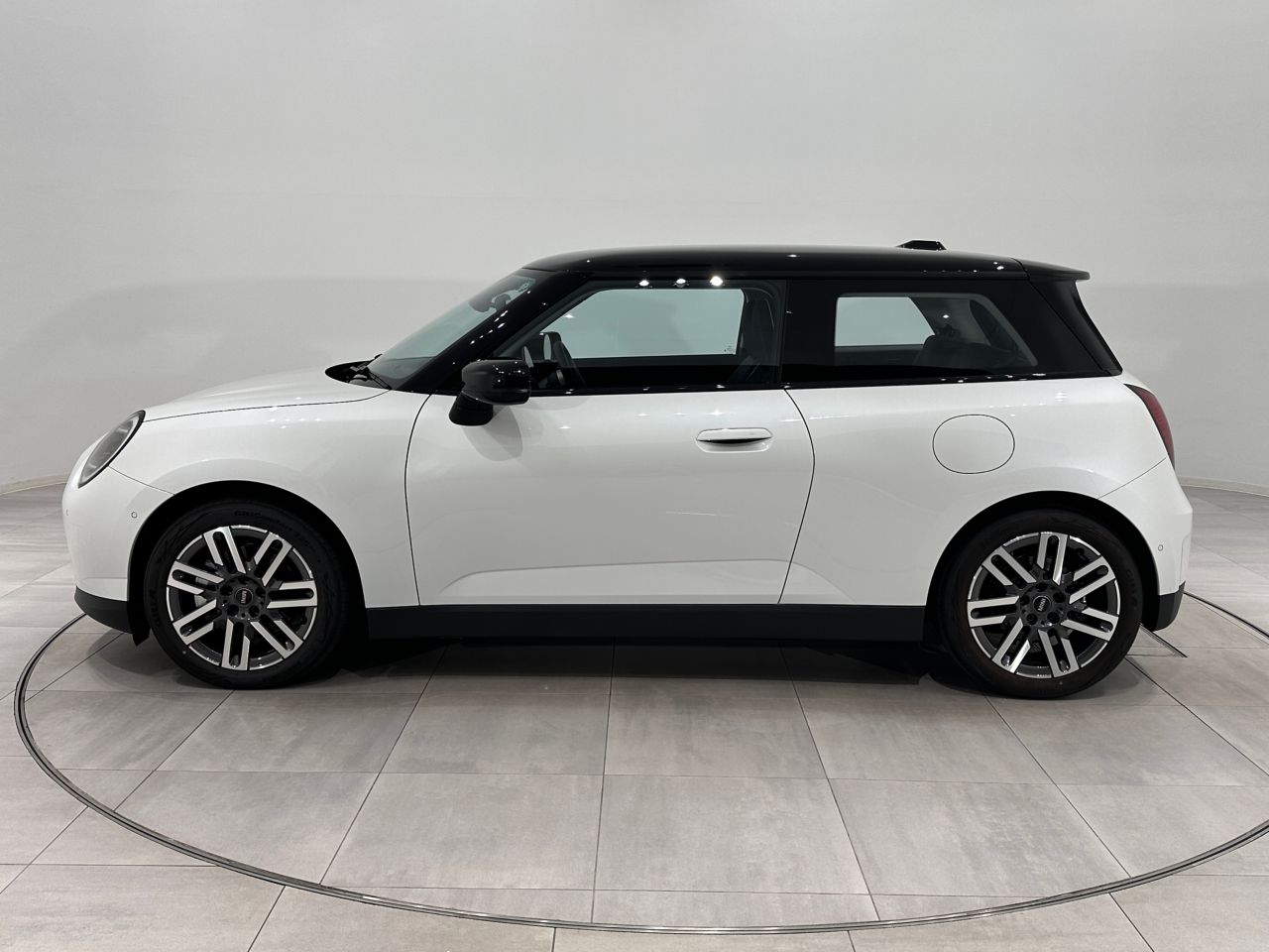 J01 MINI Cooper E