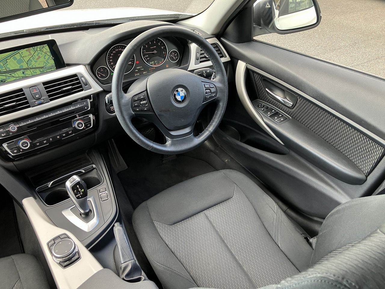 320I SEDAN RHD