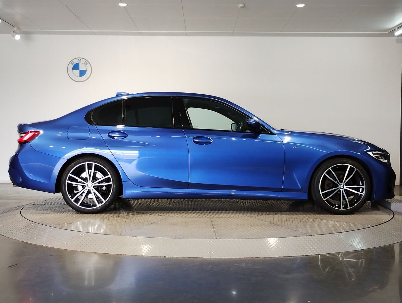 320i Sedan RHD