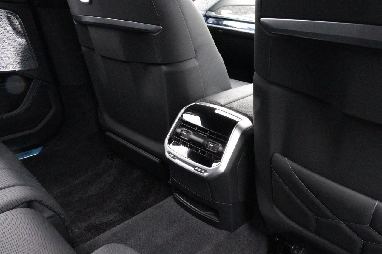 BMW i7 M70 xDrive Sedan RHD