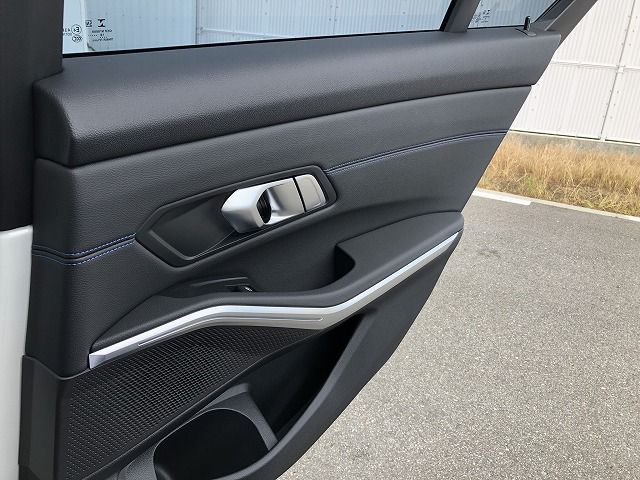 320i Sedan RHD