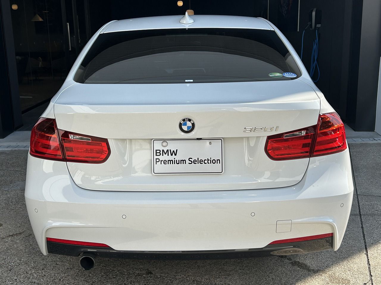 320I SEDAN RHD