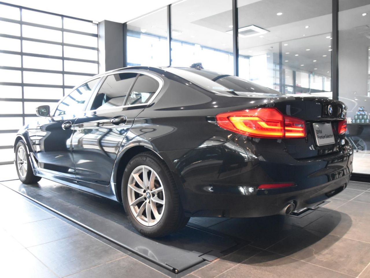 523I