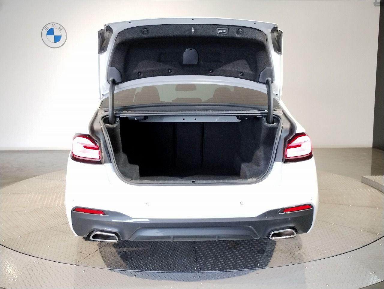 520d xDrive Sedan RHD