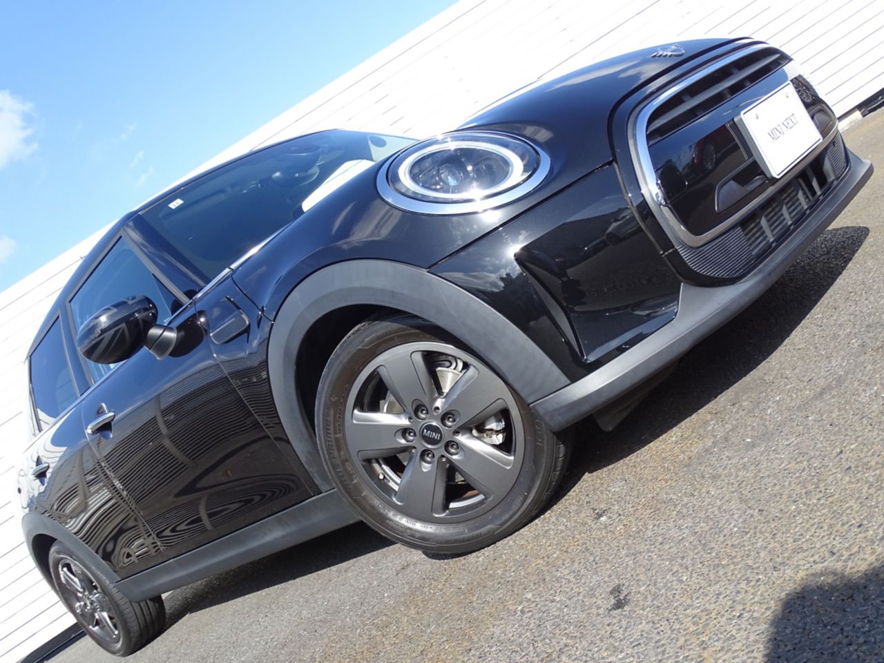 THE NEW MINI COOPER 5 DOOR.