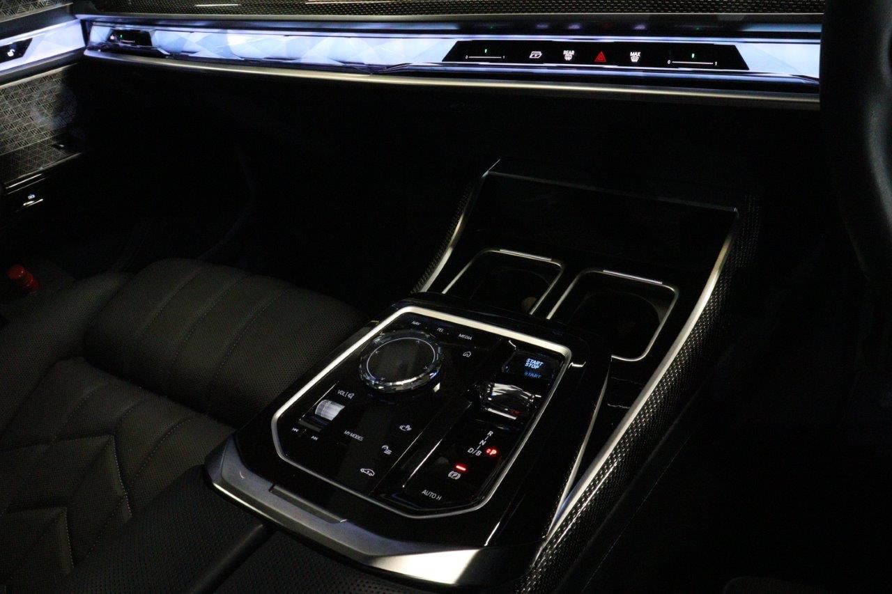BMW i7 M70 xDrive Sedan RHD